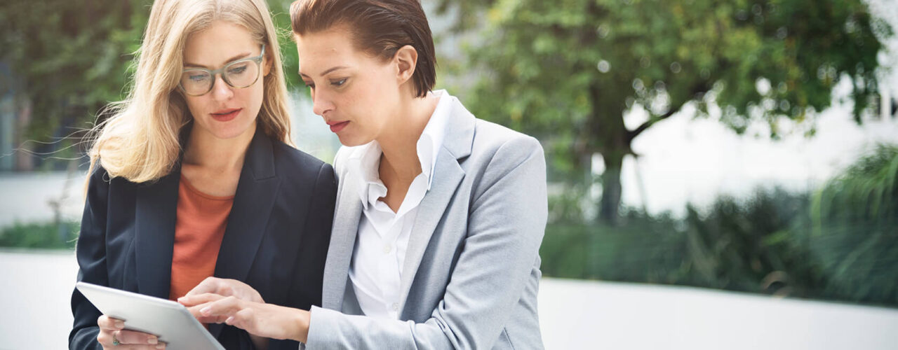 businesswoman-corporate-colleagues-talking-P3PSNFM businesswoman-corporate-colleagues-talking-P3PSNFM